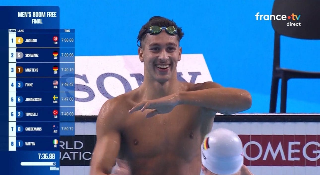 Ahmed Jaouadi célèbre sa victoire sur le 800m NL des championnats du monde de natation 2025 à Singapour.