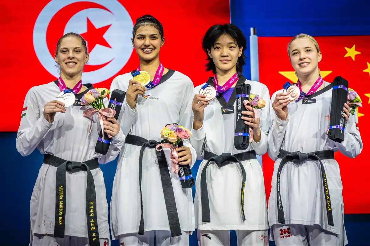Wafa Masghouni (C) pose sur le podium accompagnée des autres médaillées V. Marton (G) et X. Chen & G. Blewitt (D) Chen (