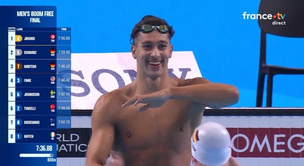 Ahmed Jaouadi célèbre sa victoire sur le 800m NL des championnats du monde de natation 2025 à Singapour.