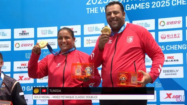 Photo de Mouna et de Mohamed Khaled sur le podium tenant leur médaille d'or